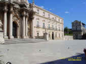 Scorcio di Piazza Duomo (lato Cattedrale e Curia Arcivescovile)